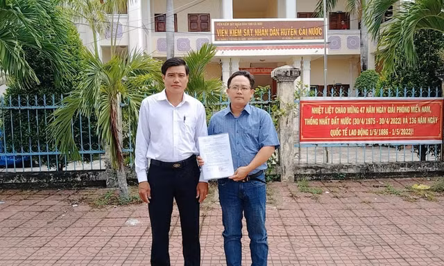 Anh Sang cùng luật sư trong ngày nhận quyết định đình chỉ vụ án, đình chỉ bị can