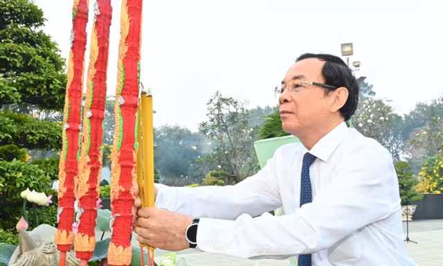 Lãnh đạo TPHCM dâng hương tưởng nhớ Chủ tịch Hồ Chí Minh, Chủ tịch Tôn Đức Thắng và các Anh hùng liệt sĩ
