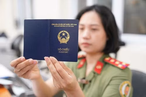 Bộ Công an sẽ ghi bị chú nơi sinh vào hộ chiếu mẫu mới 