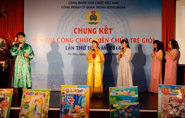 Màn chào hỏi trẻ trung, ấn tượng