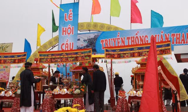 Làm lễ tế cầu cho ngư dân thắng lợi.