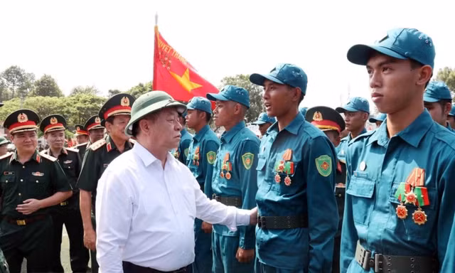 Trưởng Ban Tuyên giáo và Dân vận Trung ương thăm lực lượng diễu binh, diễu hành