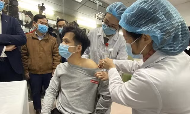 Lãnh đạo cấp cao tiêm thử nghiệm vắc xin COVID-19 'made in Vietnam'?