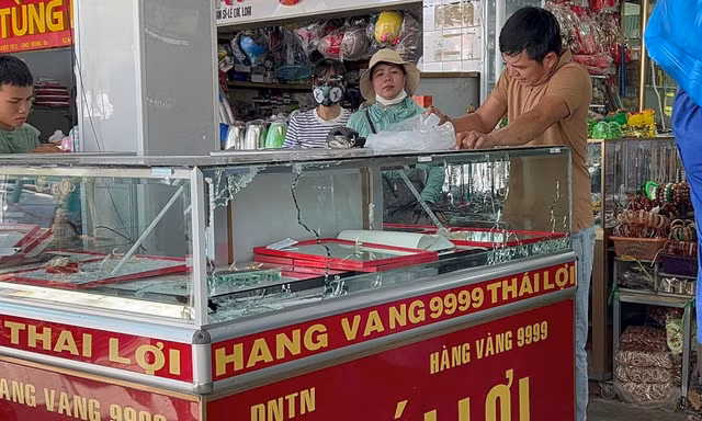 Vàng do Quốc cướp từ tiệm kim hoàn và ném xuống đường Trần Hưng Đạo, TP Huế 