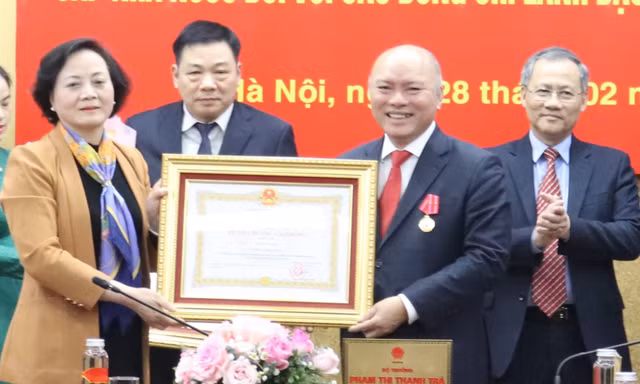 Bộ Nội vụ công bố quyết định khen thưởng với lãnh đạo nghỉ hưu trước tuổi 