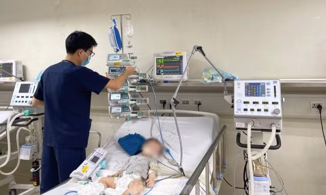 Bên trong Bệnh viện Nhi T.Ư thời điểm ca bệnh Adenovirus, sốt xuất huyết tăng liên tục
