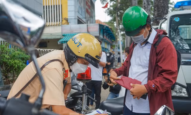 Thông báo đến cơ quan nếu cán bộ can thiệp vào xử lý vi phạm giao thông 