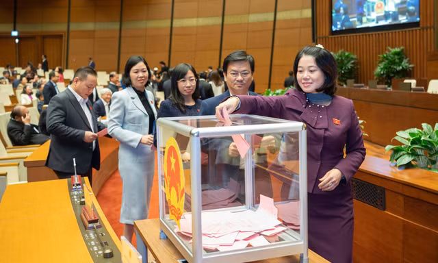 Không xin từ chức, cán bộ nhận 2/3 số phiếu tín nhiệm thấp sẽ bị miễn nhiệm