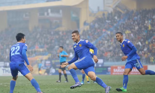 Trung vệ Thiago là tác giả của bàn thắng đầu tiên ở trận tranh Siêu cúp Quốc gia-cúp THACO 2017 giữa Quảng Nam và SLNA. 