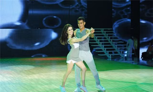 Thanh Bình và bạn nhảy Daisy trong đêm thi mở màn