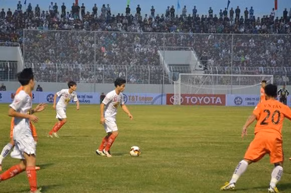 Công Phượng (áo trắng) và các đồng đội ở HAGL mở hàng V.League 2017 bằng... thất bại trước SHB.Đà Nẵng. Ảnh: Zing