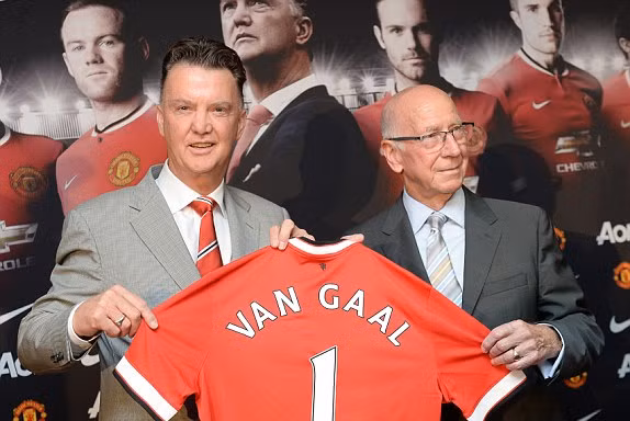 Vừa tới M.U, Van Gaal đã rủ Sir Alex... uống rượu