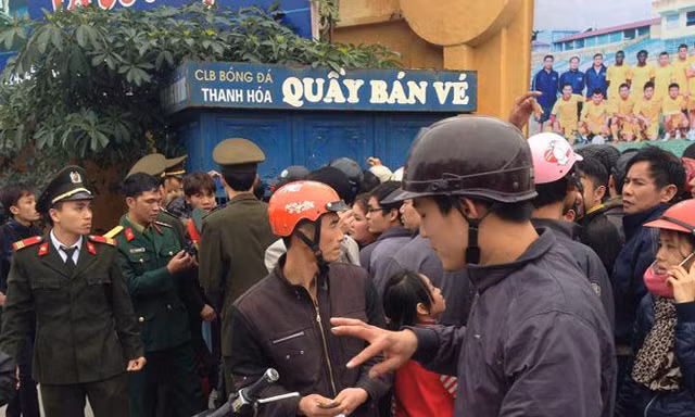 Khung cảnh đoàn người xếp hàng dài chờ mua vé xem trận Thanh Hóa-Hà Nội T&T vào sáng nay.