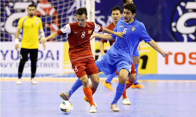 Đội tuyển futsal Việt Nam (áo đỏ) đã vượt qua Kuwait để giành quyền vào tứ kết - Ảnh: Thanh Niên