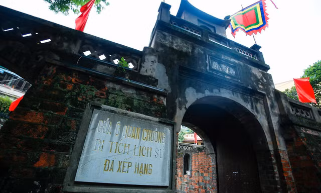 Vẻ đẹp trầm mặc uy nghị của Ô Quan Chưởng lúc đêm muộn. Ảnh: Lê Bích.