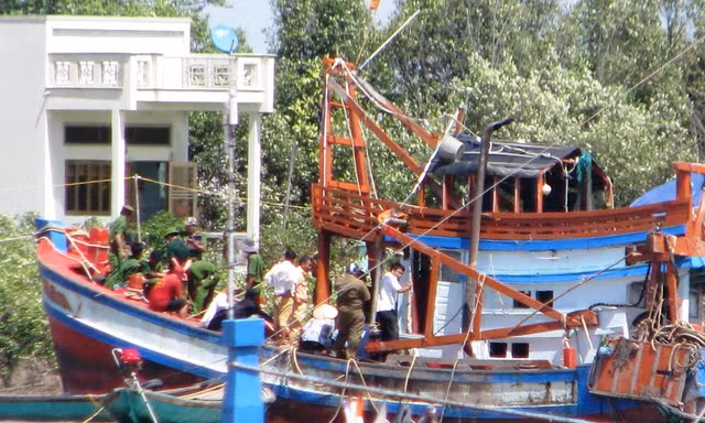 Con tàu bị nạn được kéo vô bờ để khám nghiệm hiện trường