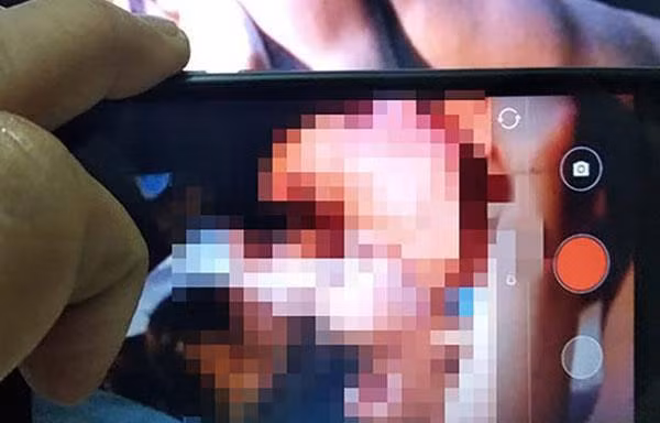 Gửi clip nóng cho 'phi công', người phụ nữ liên tục bị tống tiền