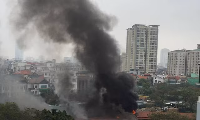 Cháy kho nội thất ô tô ở Trung Hòa, khói đen bốc kín trời