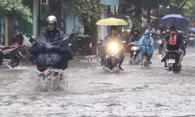 Mưa trắng trời từ sáng sớm, người Hà Nội chật vật 'vượt' ùn tắc để đến công sở