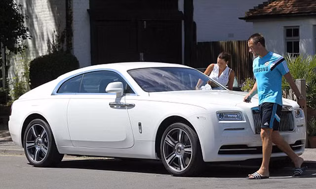 Terry xuất hiện bên chiếc Rolls-Royce Wraith mới cóng.