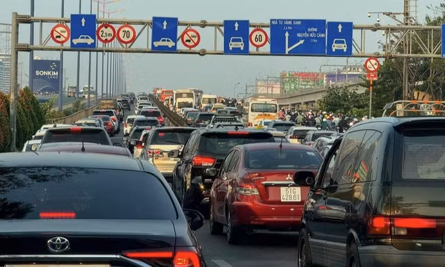 Đề xuất sớm áp dụng thu phí vào nội đô, sử dụng gầm cầu làm bãi đỗ xe 