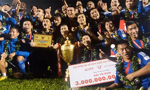 Quảng Nam (áo trắng) đã giành ngôi vô địch lịch sử. Ảnh: Vnexpress
