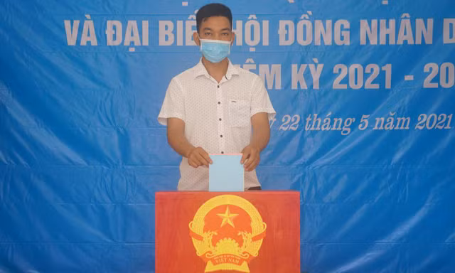 Người dân trên đảo Bạch Long Vĩ tham gia bỏ phiếu, bầu cử.
