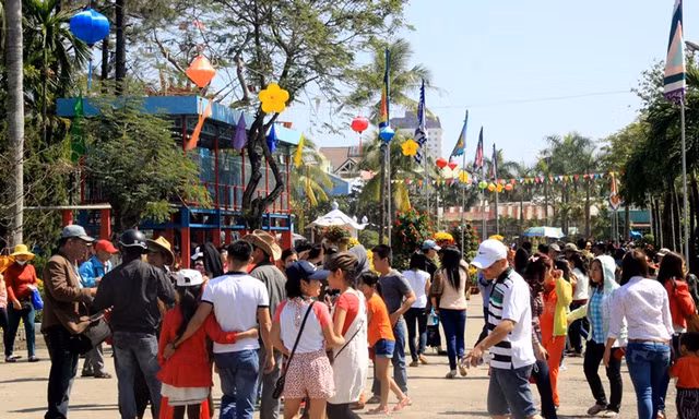 Đà Nẵng: Tấp nập dòng người du Xuân