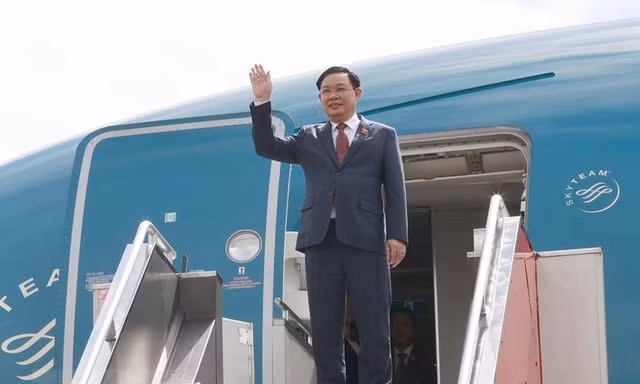 Chủ tịch Quốc hội bắt đầu chuyến thăm chính thức Cộng hòa Philippines