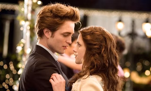 Đạo diễn kể về buổi thử vai trên giường của cặp sao ‘Chạng vạng’