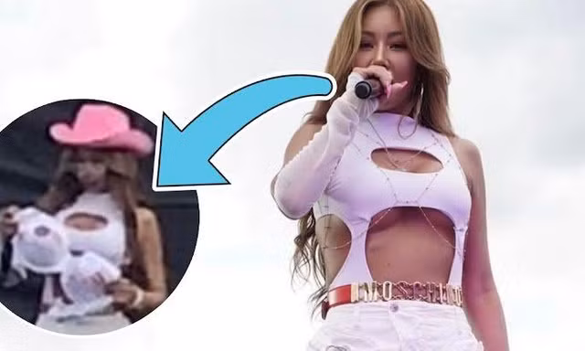 Đang biểu diễn, 'Nữ hoàng rap xứ Hàn' bị khán giả ném áo ngực lên sân khấu