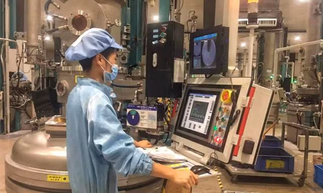Công nhân tại Bắc Giang đứng máy xuyên giao thừa