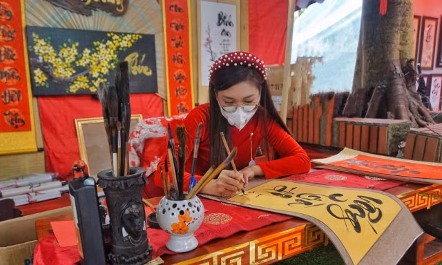 Gặp 'cô đồ' xinh đẹp mê viết thư pháp, vẽ tranh thủy mặc