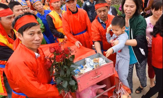 'Ông Ỉn' được mừng tuổi cả thùng tiền trước khi bị chém