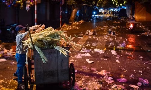 Phố cổ Hà Nội ngập trong 'biển rác' dịp Trung thu