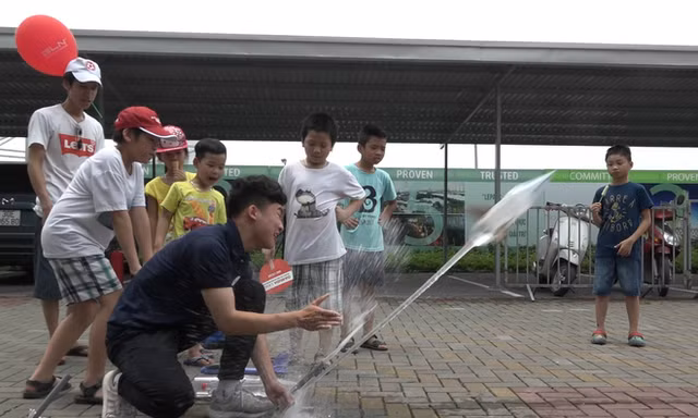 Học sinh Hà Nội trải nghiệm chế tạo tên lửa nước