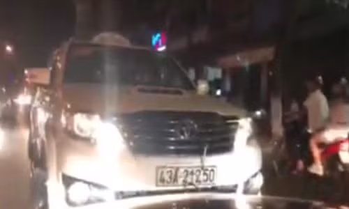 Tài xế ép hàng loạt xe máy, ôtô nhập đúng làn ở Đà Nẵng