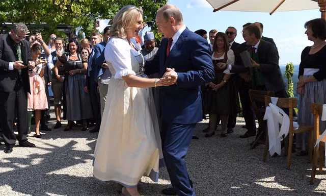Xem ông Putin 'nhảy đầm' cùng Ngoại trưởng Áo