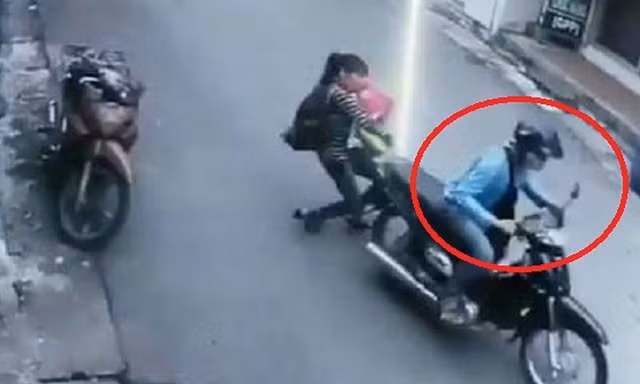 Cướp giật ví, suýt kéo lê phụ nữ bế con nhỏ