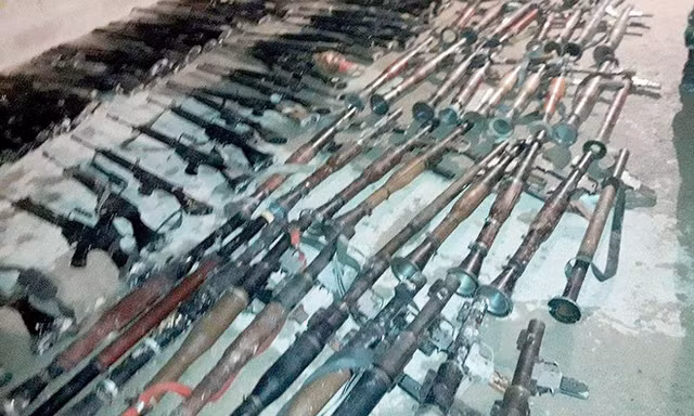 Phiến quân Đông Ghouta đầu hàng, giao nộp vũ khí cho quân đội Syria