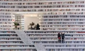 Bên trong thư viện khổng lồ có cả núi sách cho khách trèo lên