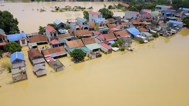 10 ngày ngập trong biển nước của người dân ngoại thành Hà Nội