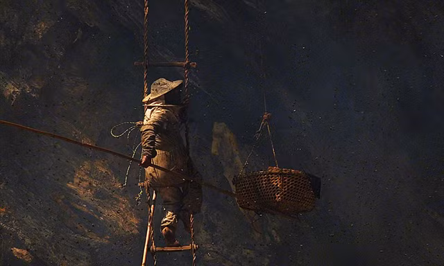 Bộ tộc cổ xưa 'thách thức tử thần' lấy mật ong trên đỉnh thế giới