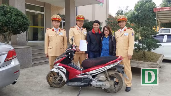 Cặp vợ chồng bất ngờ tìm lại xe máy sau 7 năm bị mất
