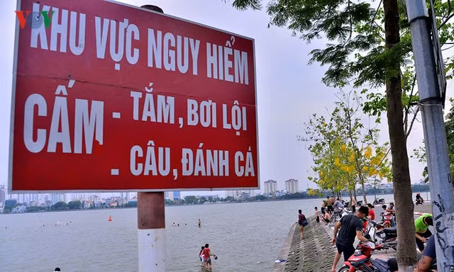 Nguy hiểm rình rập khi bơi ở 'bãi biển' Hồ Tây ngày Hà Nội nắng nóng