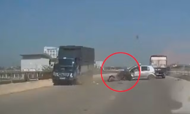 Tài xế ô tô lấn làn còn đi ẩu trên cầu Vĩnh Tuy, suýt đâm với xe khác