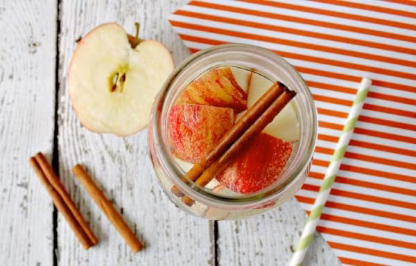 Làm nước detox từ táo và quế thanh nhiệt