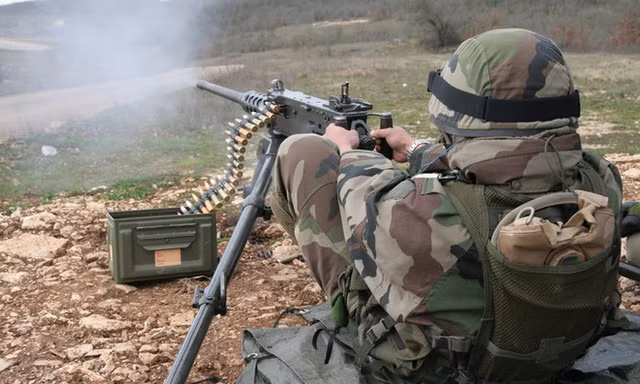 Cận cảnh súng máy hạng nặng Browning M2 nhả đạn