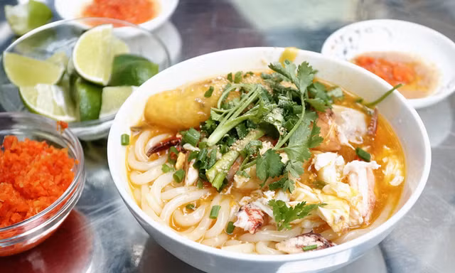 Tô bánh canh vỉa hè giá 300.000 đồng ở Sài Gòn