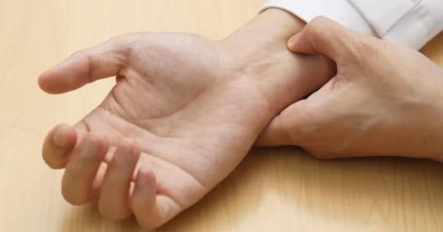 Cách bấm huyệt giảm ốm nghén cho bà bầu